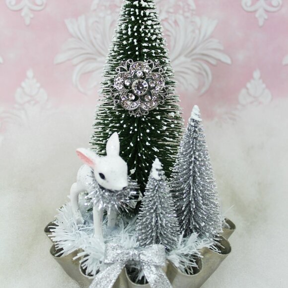 Retro Vintage Style Deer Bottle Brush Tree in Vintage Tart Tin: Christmas Decor - Picture 1 of 9